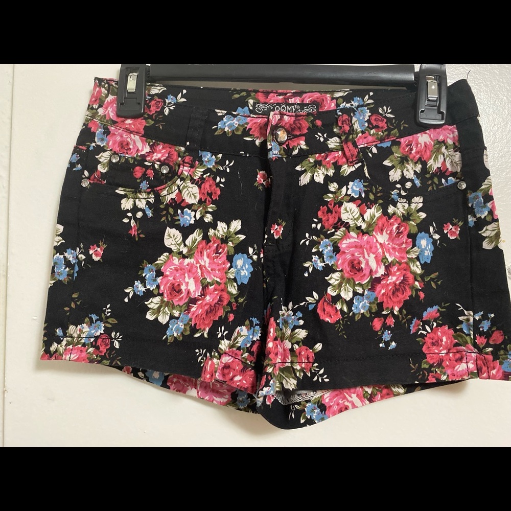 QQMY  black floral shorts medium size 5/6